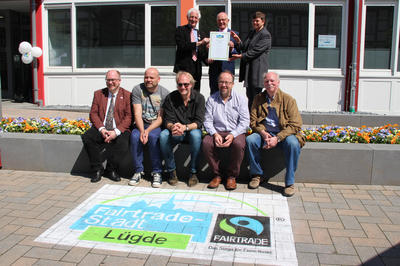 Manfred Holz, Heinz Reker, Anja Szalatnay und die Mitglieder der Steuerungsgruppe L�gde bei der Urkunden�bergabe am 14.5.2017