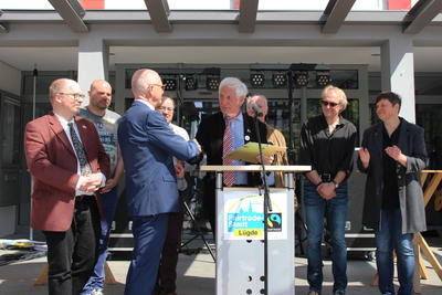 Manfred Holz �bergibt B�rgermeister Reker die Urkunde.