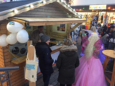 Viele Besucher am Fairtradestand auf dem Weihnachtsmarkt