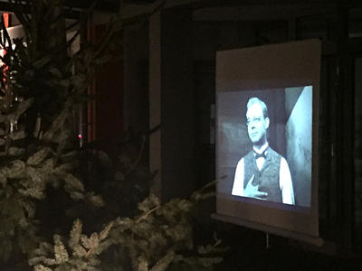 Bild vergr&ouml;&szlig;ern: Der Film die Feuerzangenbowle auf der Leinwand