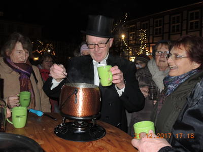 B�rgermeister Heinz Reker mit Frack und Zylinder schenkt Bowle aus.