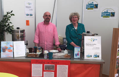 Thomas Goretzki und Leonie Glahn am Fairtrade-Stand auf der Emmermesse 2018 in L�gde