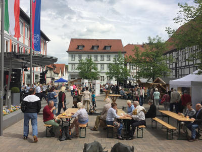 Viele Besucher:innen auf dem Marktplatz in L�gde