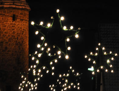 Bild vergr&ouml;&szlig;ern: Stadtturm an der Br�ckenstra�e mit Weihnachtsbeleuchtung
