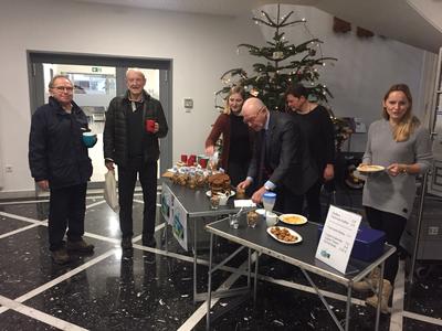 Besucher vor dem Fairtrade-Stand im Rathaus-Foyer. B�rgermeister Reker backt Waffeln.
