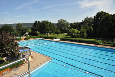 Bild vergr&ouml;&szlig;ern: Das Schwimmbecken im Freibad L�gde