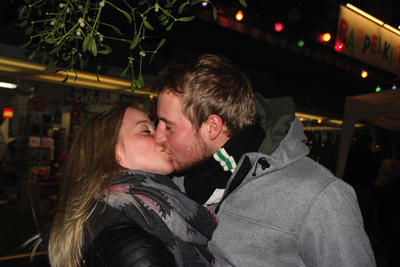 Liebespaar k�sst sich