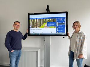 Bild vergr&ouml;&szlig;ern: Carolin Nasse und Thorsten Mitschke pr&auml;sentieren die M&ouml;glichkeiten von Eye-Able.