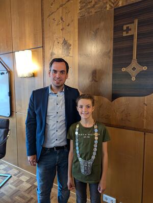 Bild vergr&ouml;&szlig;ern: B�rgermeister Torben Blome und Kinderb�rgermeisterin Jolin mit der B�rgermeisterkette