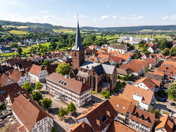 Luftbild Altstadt L�gde mit Rathaus und Kirche