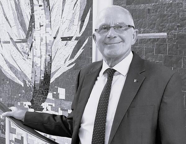 Heinz Reker im Rathaus vor dem Osterr�dermosaik