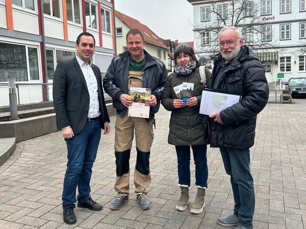 Bild vergr&ouml;&szlig;ern: B�rgermeister Torben Blome mit den neuen Vermietern aus L�gde