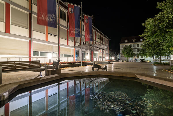 Bild vergr&ouml;&szlig;ern: Rathausvorplatz