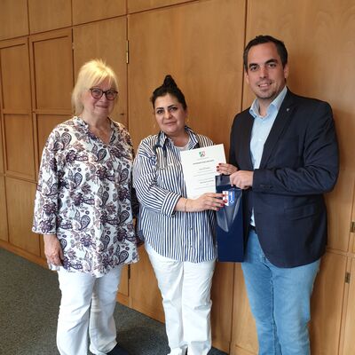 V.l.n.r. Gabriele Braun, Olena Konopelko und Torben Blome mit der Approbationsurkunde