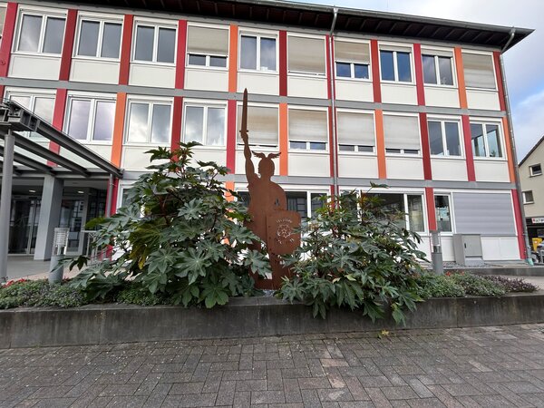 Hermann vor dem L�gder Rathaus