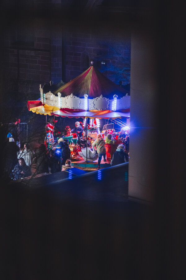 Bild vergr&ouml;&szlig;ern: Kinderkarussell Weihnachtsmarkt L�gde