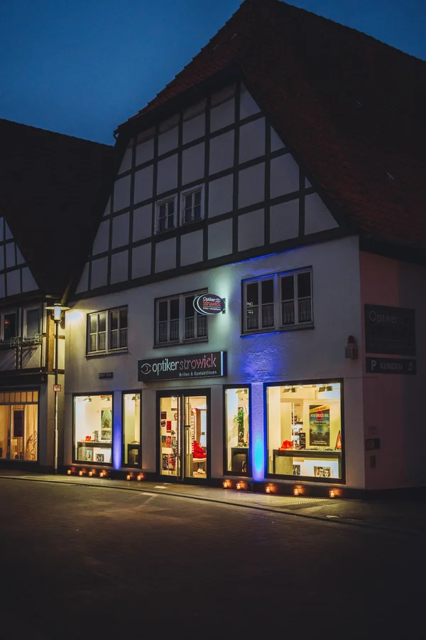 Bild vergr&ouml;&szlig;ern: Optiker Strowick beim Novemberleuchten