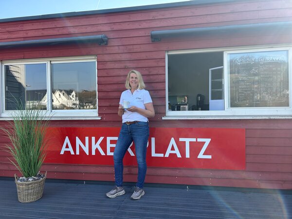Tanja Leske vor dem Ankerplatz