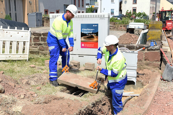 Foto_Zwei_Mitarbeiter_auf_Baustelle-Westconnect (1)
