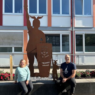 Hermann vor dem L�gder Rathaus