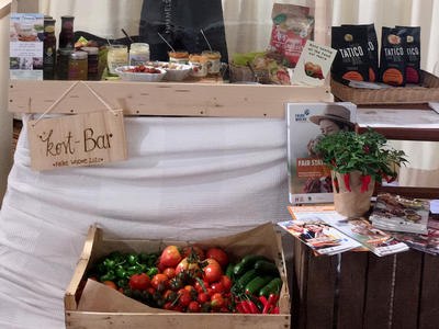 Ein gedeckter Tisch mit Fairtrade-Produkte