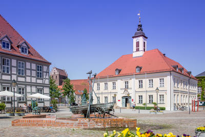 Bild vergr&ouml;&szlig;ern: Angerm�nde: Marktbrunnen mit Rathaus