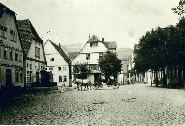 Bild vergr&ouml;&szlig;ern: Der L�gde Marktplatz im Jahr 1911