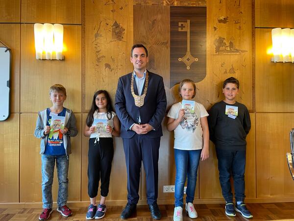 Bild vergr&ouml;&szlig;ern: B�rgermeister Torben Blome mit dem Kinderrat L�gde