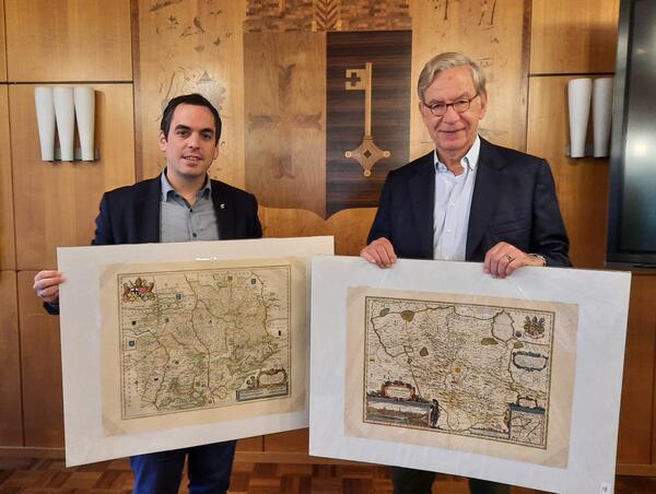 B�rgermeister Torben Blome und Stiftungsvorsitzender Ernst-Michael Hasse vor dem alten L�gder Stadtwappen im gro�en Sitzungssaal des L�gder Rathauses.