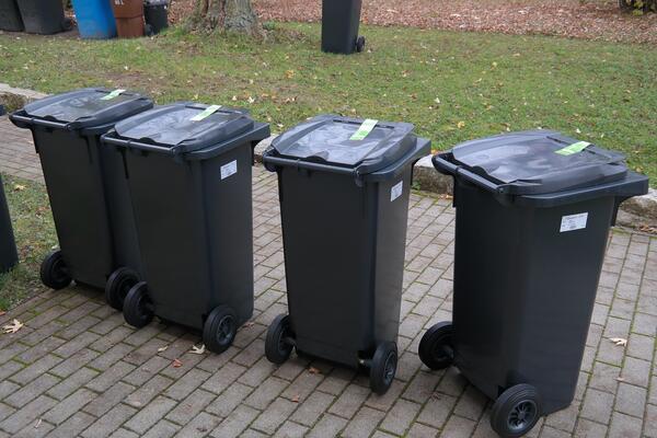 Bild vergr&ouml;&szlig;ern: graue Tonne
